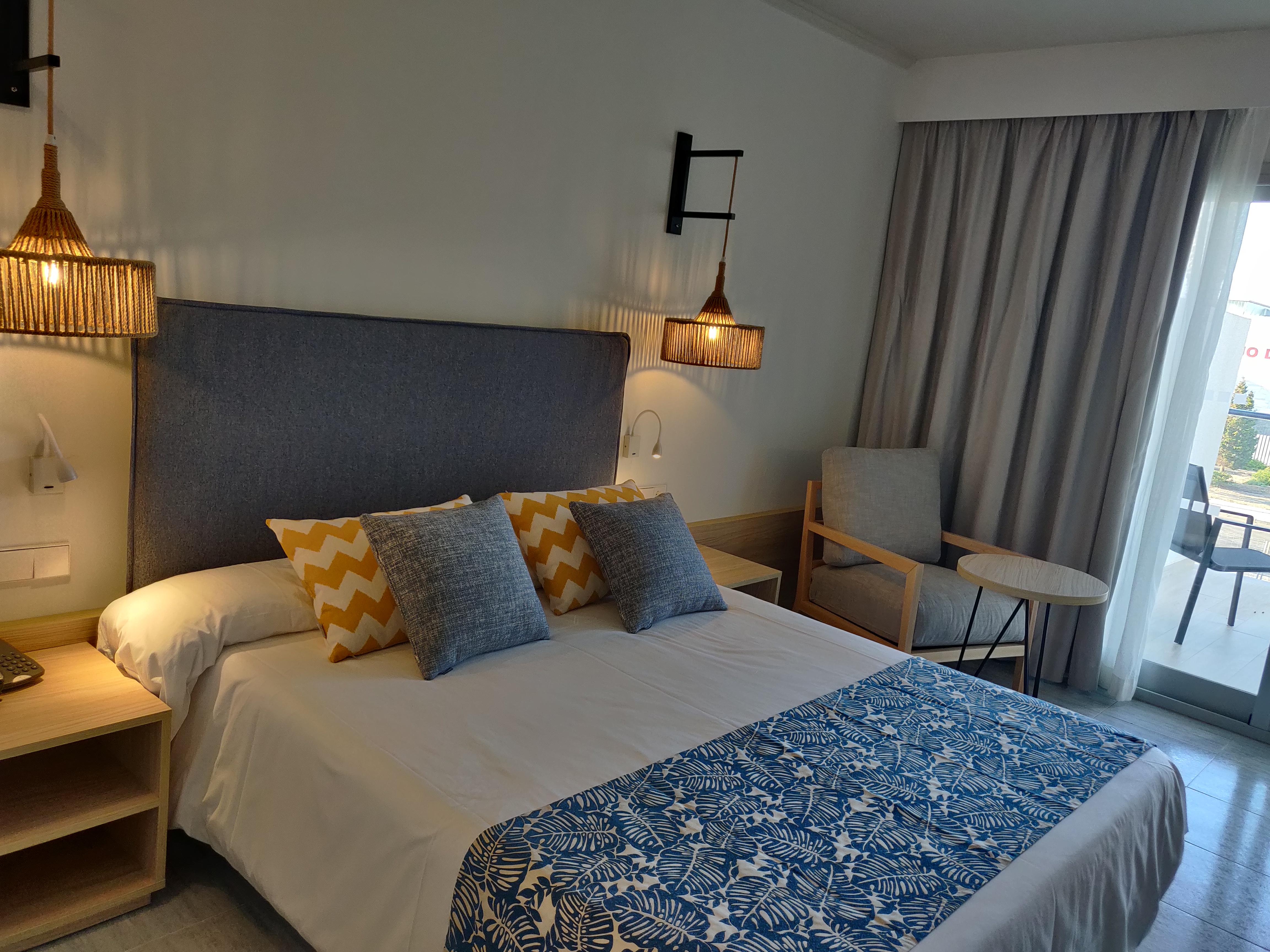 Cabogata Beach Hotel Retamar  Luaran gambar A bedroom in a hotel