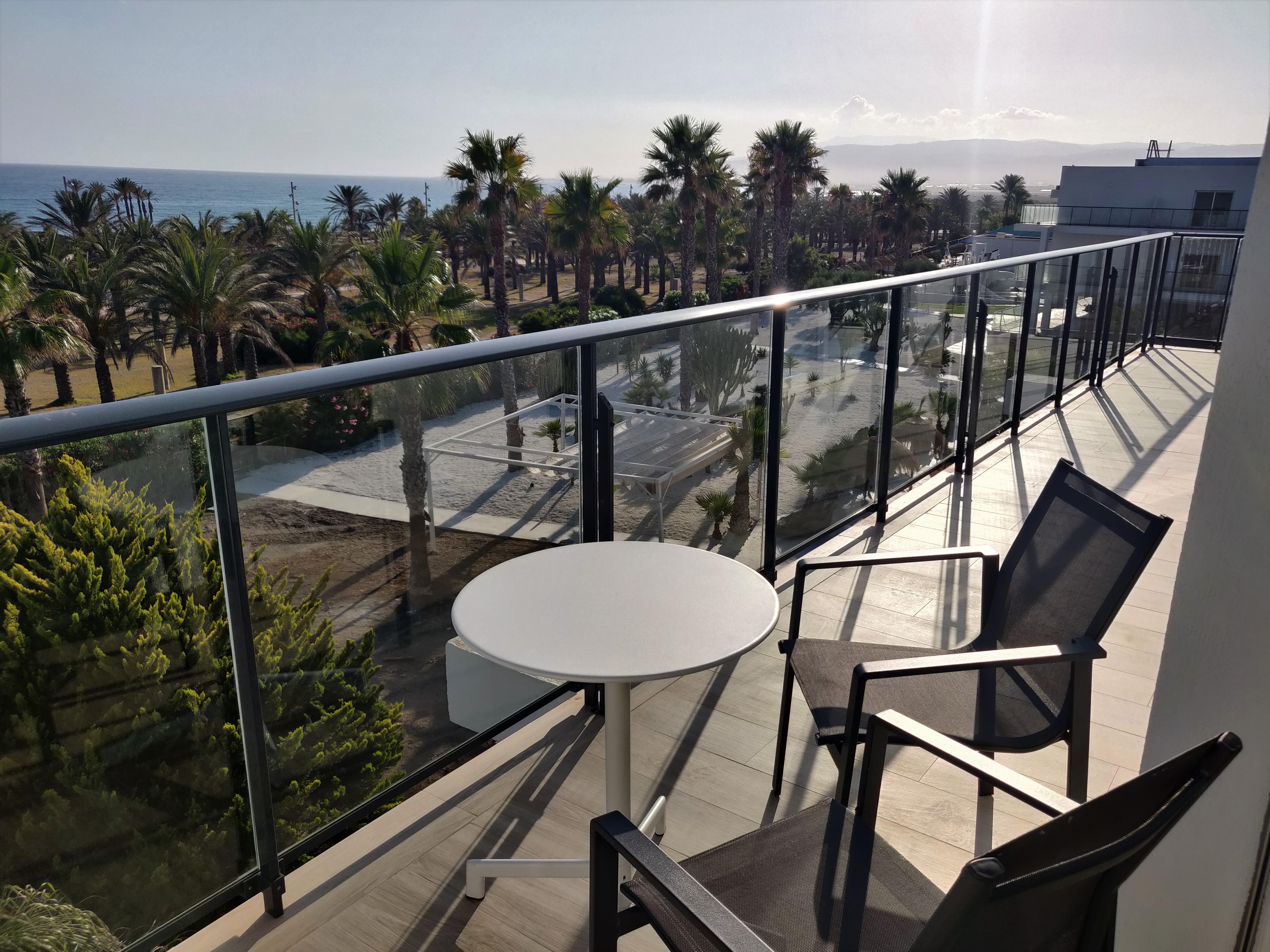 Cabogata Beach Hotel Retamar  Luaran gambar A balcony in a hotel