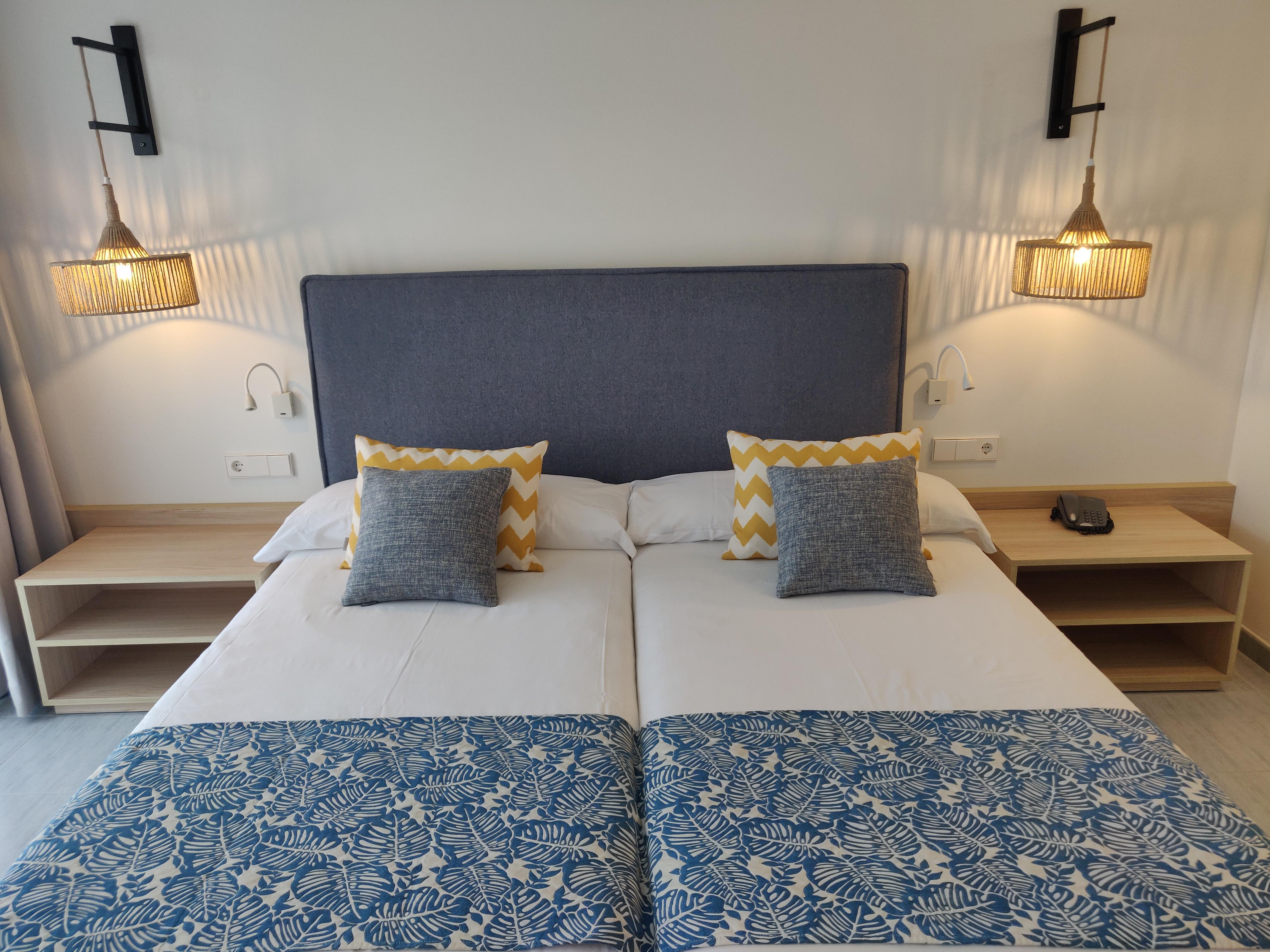 Cabogata Beach Hotel Retamar  Luaran gambar A bedroom at the hotel