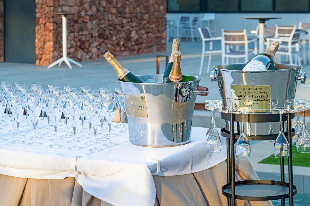 Cabogata Beach Hotel Retamar  Luaran gambar Champagne bottles in champagne buckets