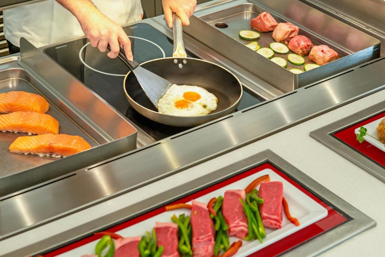 Cabogata Beach Hotel Retamar  Luaran gambar A commercial kitchen